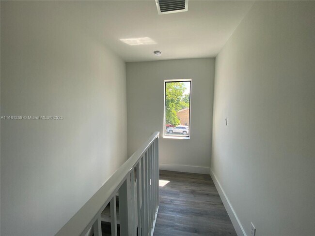 Building Photo - 5609-5611 Polk St