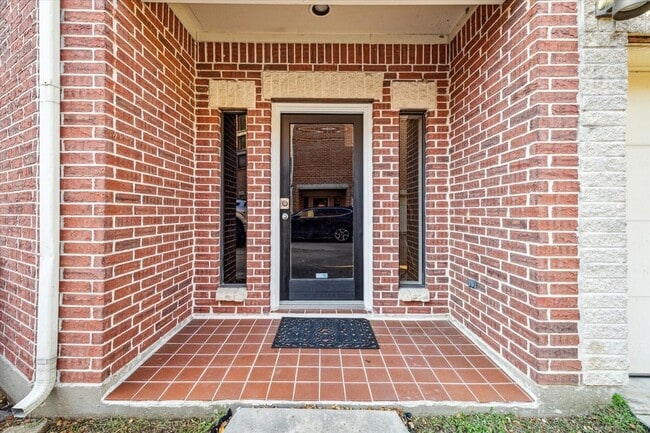 Building Photo - 9710 Riddlewood Ln