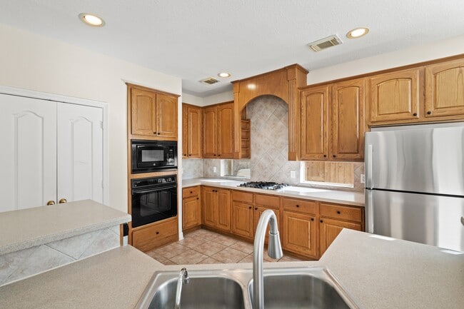 Building Photo - 5819 Brook Bend Dr