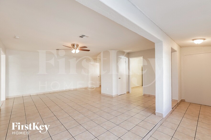 Building Photo - 3021 W Camelback Rd