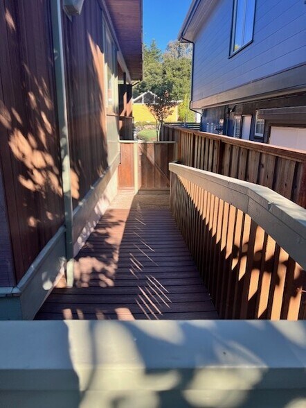 Building Photo - 880 Larkspur Dr