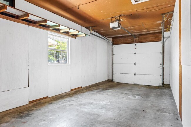 Building Photo - 8410 Briarwood Ln