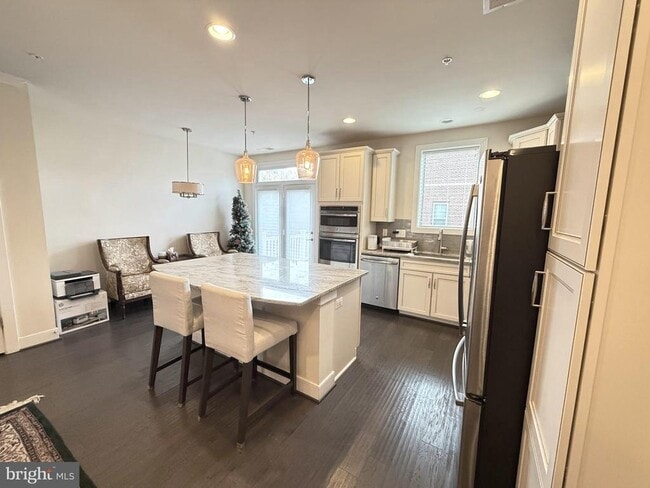 Building Photo - 321 Hendrix Ave