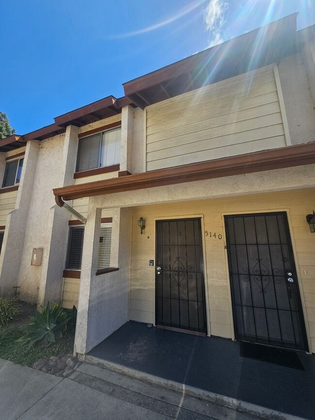Building Photo - 2 bed/ 1.5 bath Townhouse with private garage