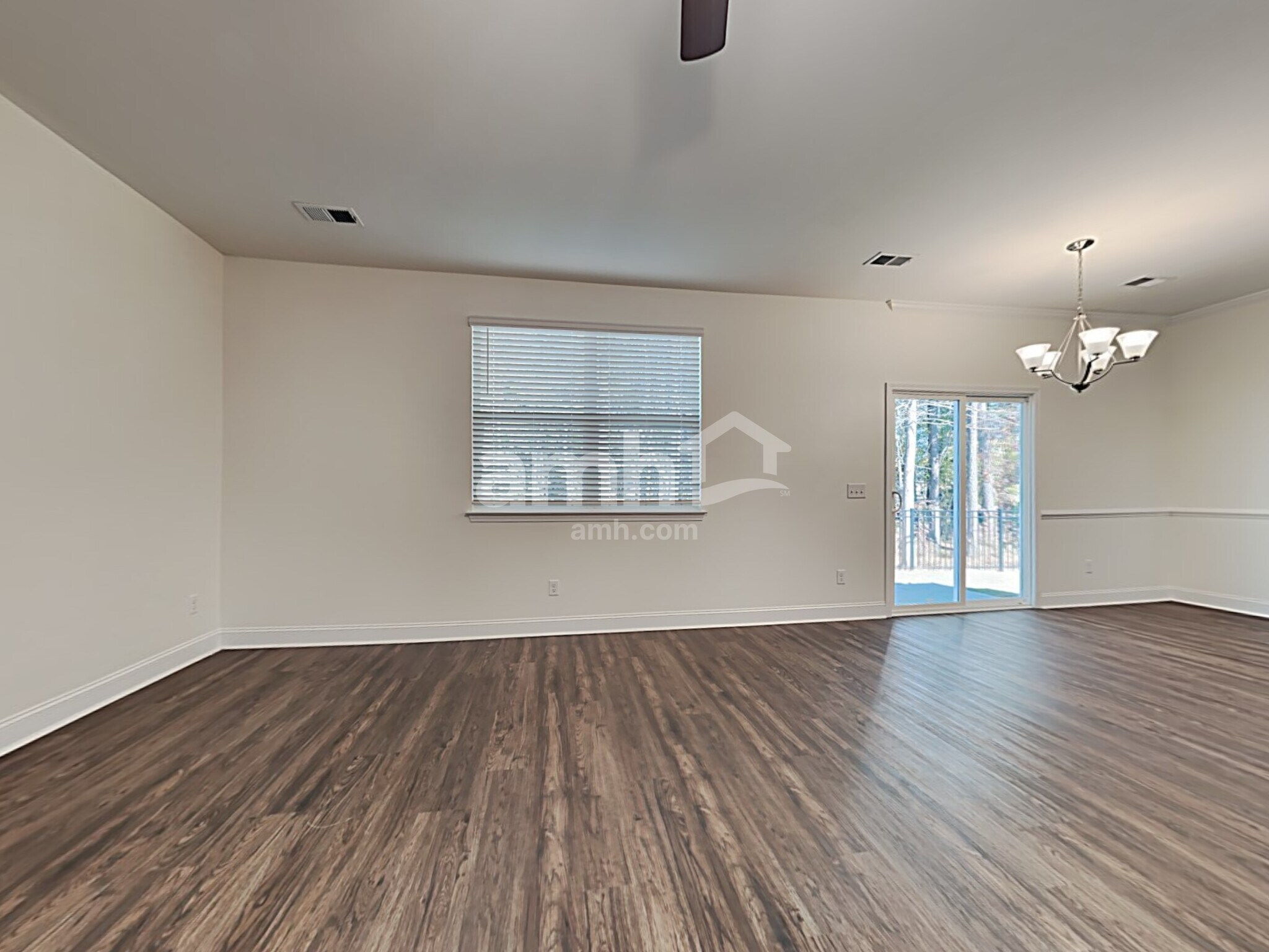 Building Photo - 606 W Lionel Rd