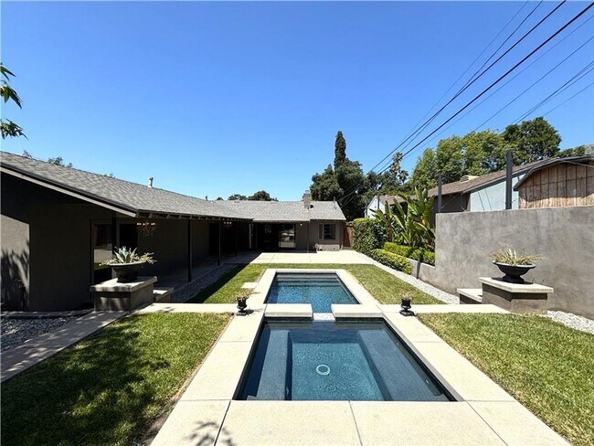 Building Photo - Beautiful 4 bedroom, 2 bathroom house with...