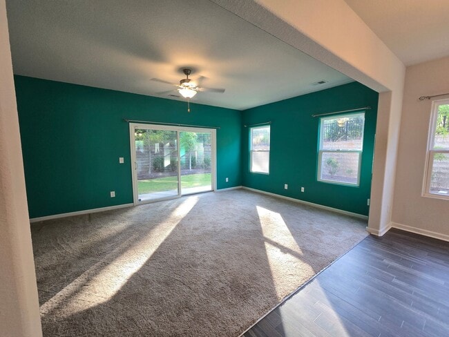 Building Photo - NEW LISTING!!!!!