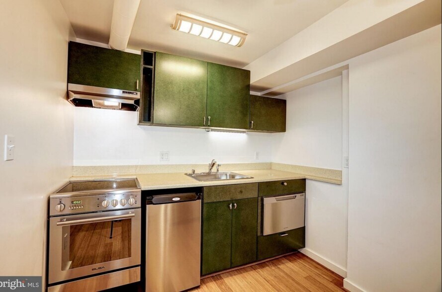 Fully equipped kitchen with dishwasher - 2506 Cliffbourne Pl NW