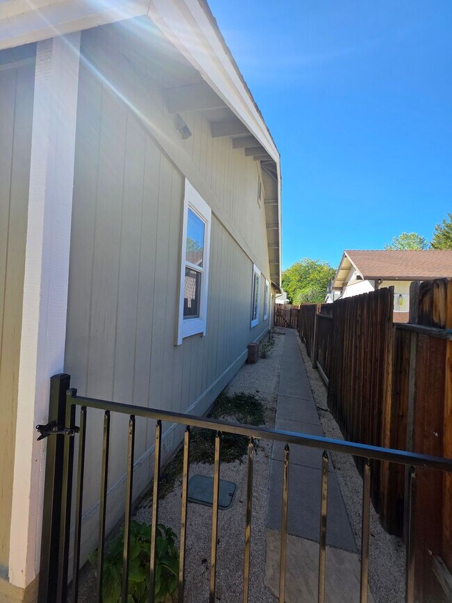 Building Photo - Northwest 4 bedroom, 2 bath with AMAZING Views