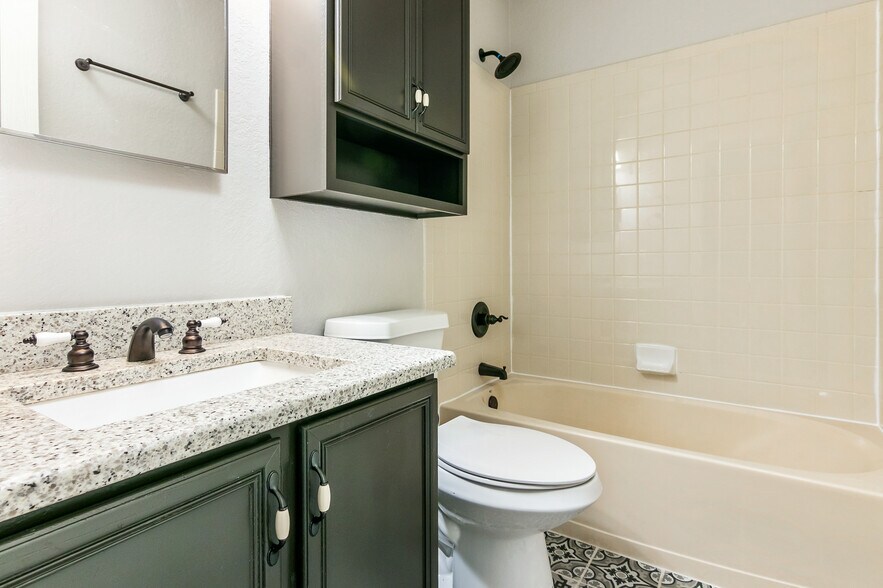 Master Bath - 7902 Morning Grove