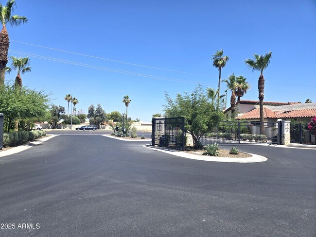 Building Photo - 5832 N Scottsdale Rd