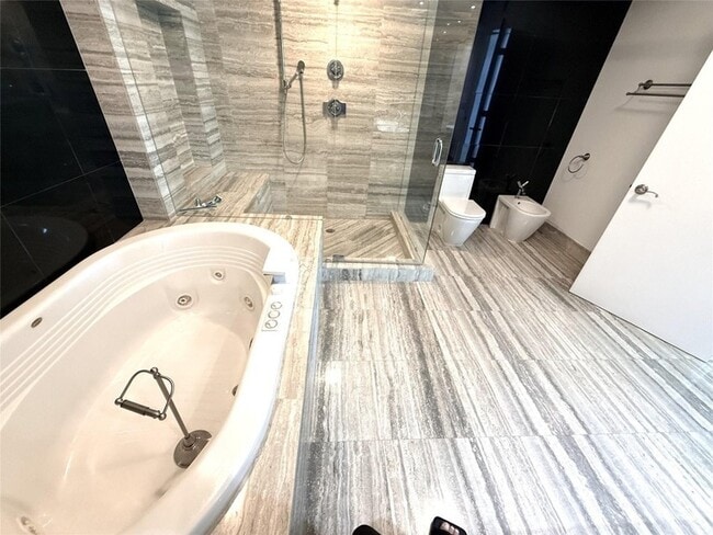 Building Photo - 101 S Fort Lauderdale Beach Blvd