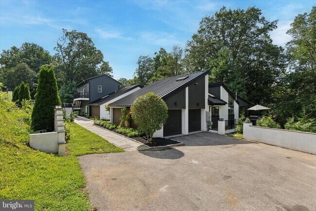 Building Photo - 1220 Valley Rd