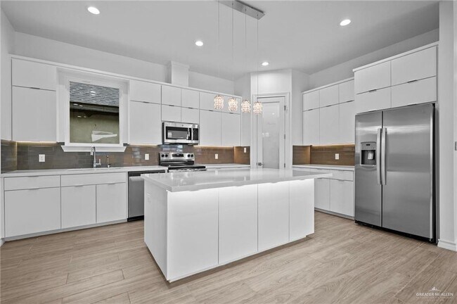 Building Photo - 31 E Conroe Rd