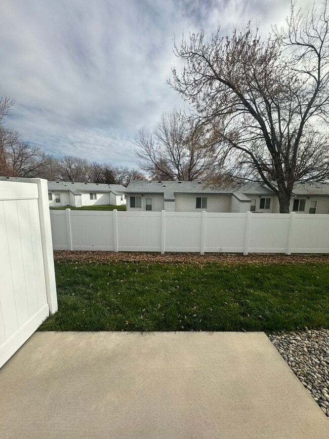 Building Photo - 845 Golden Bear Ln
