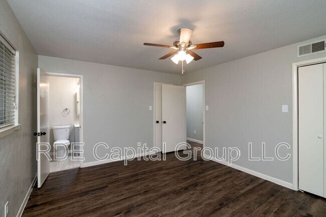 Building Photo - 4609 Biscayne Dr