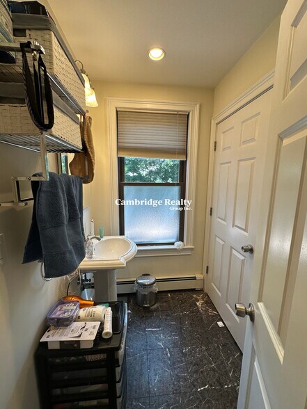 Building Photo - 268 River St