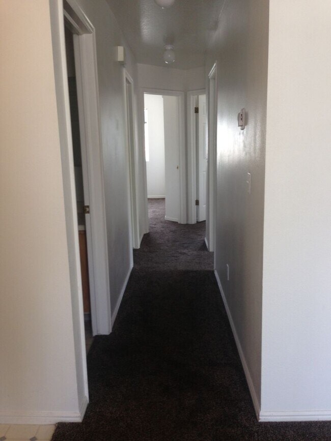 Building Photo - Ground Level Apartment