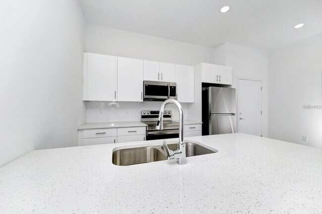 Building Photo - 665 Trikomo Dr