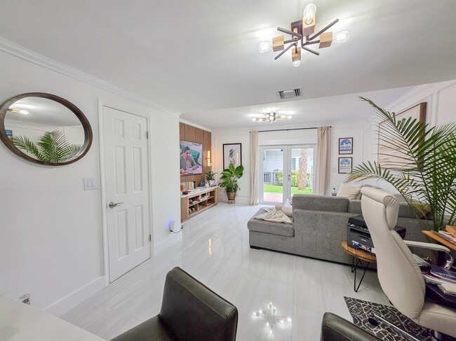 Building Photo - Northeast 15th Avenue, Fort Lauderdale, FL 33305 - 2 BR 1.5 BA townhouse