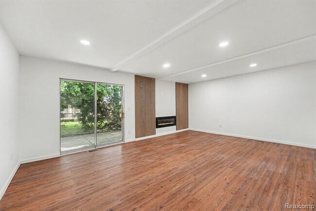 Building Photo - 35656 Saxony Dr