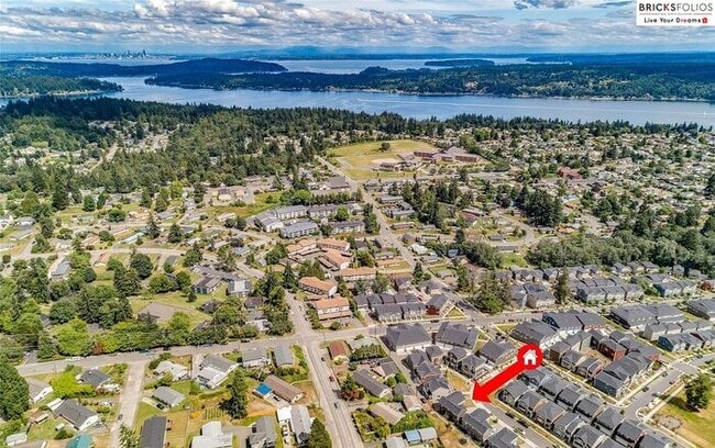 Building Photo - Banyan Grove, Bremerton: Charming 4-Bedroo...