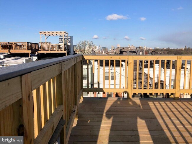 Building Photo - 632 S Decker Ave