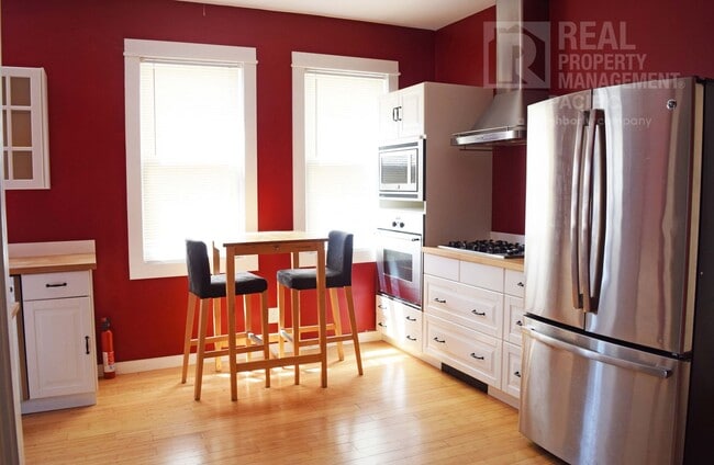 Building Photo - Spacious 3 Bedroom in Prime Location