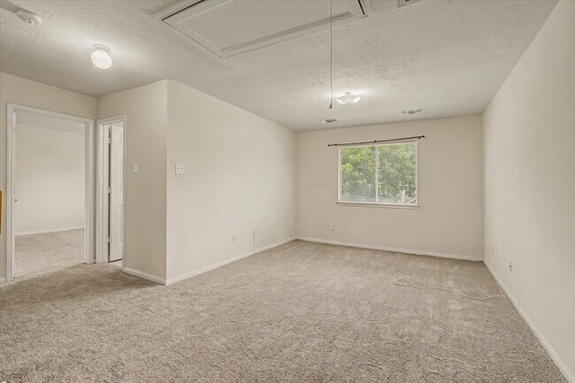 Building Photo - 10840 Sycamore Dr N