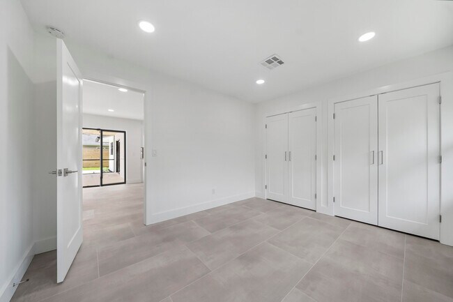 Building Photo - 11758 Banyan St