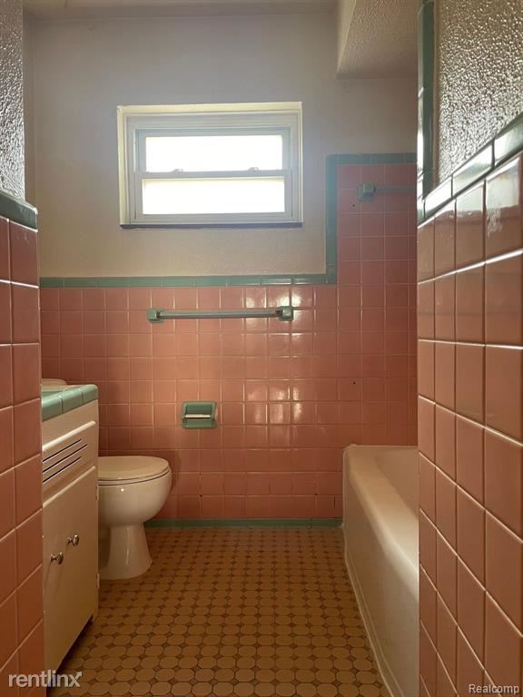 Building Photo - 3 br, 2.5 bath House - 22170 Harding St