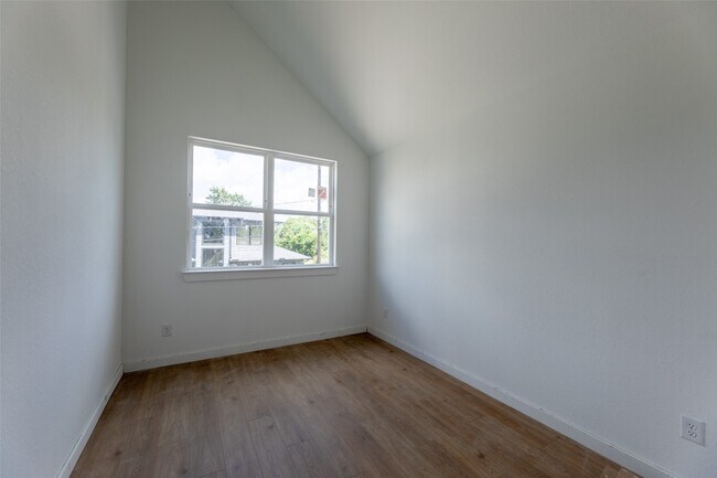 Building Photo - 3620 Sauer St