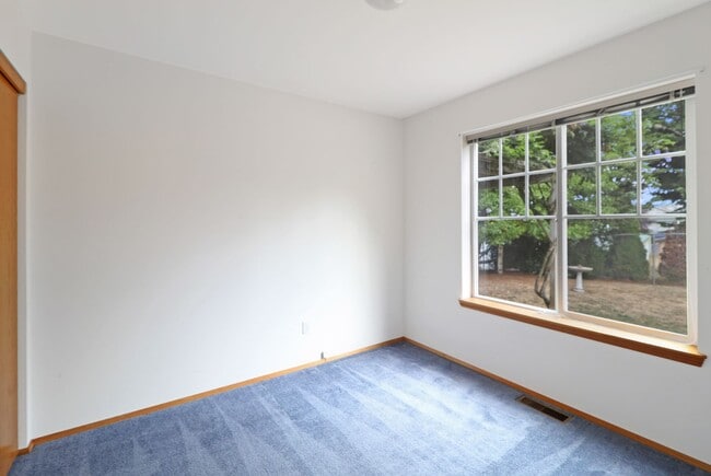 Building Photo - 2 Bed 1 Bath - Single Story - Pet Friendy - Large Backyard