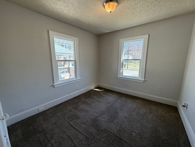 Building Photo - Charming 2-Bedroom Home with Secure Front Porch, Carport & Big Yard in Goodyear Heights