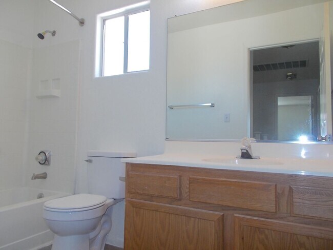 Building Photo - Beautiful 2 Story Home in Northwest!