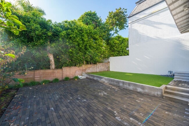 Building Photo - Private and Comfy Manhattan Beach Home