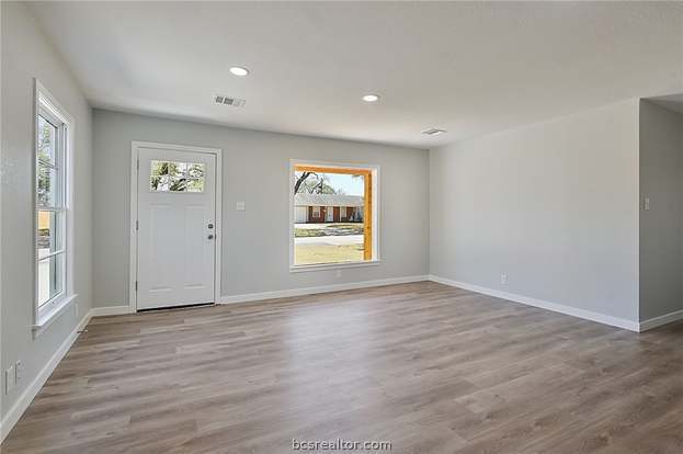 Building Photo - 722 Mary Lake Dr