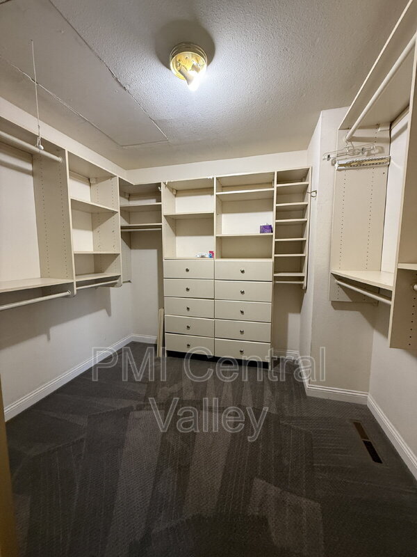 Building Photo - 1725 Edgebrook Dr
