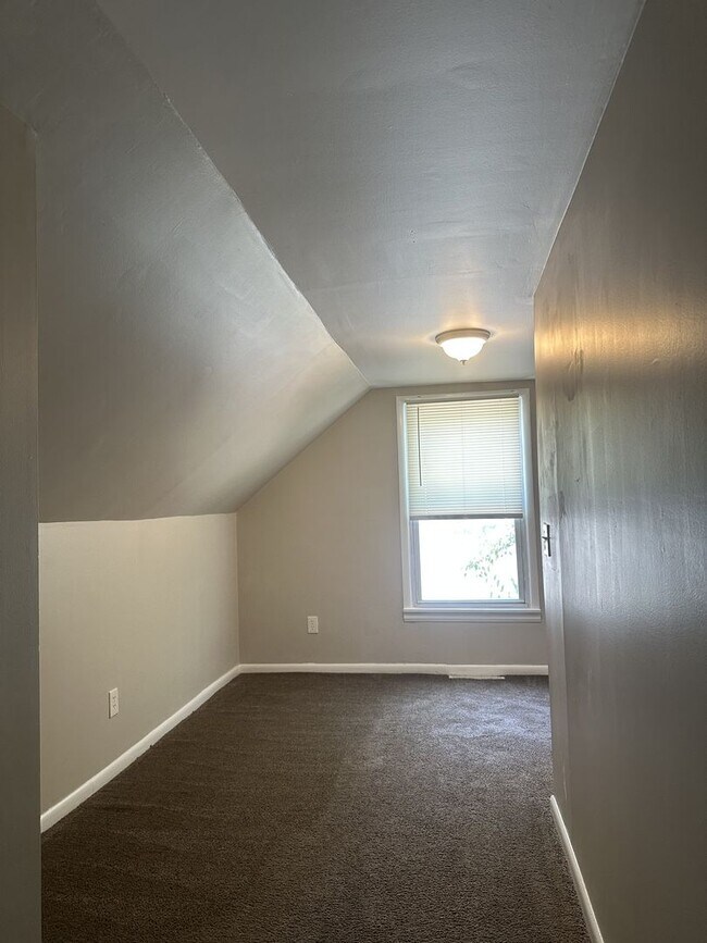 Building Photo - Three Bedroom, One Bathroom Home for rent ...