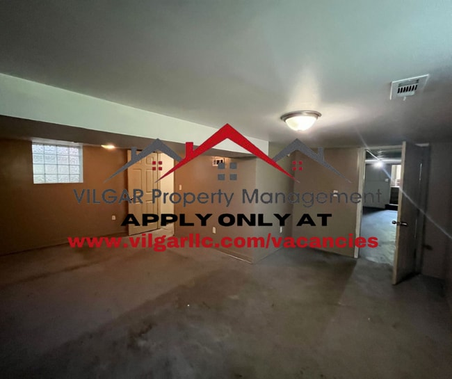 Building Photo - Spacious & Smart Layout! 3-bedroom, 1-bath...