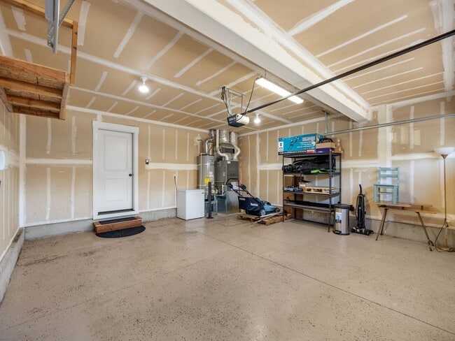 Building Photo - 330 SW Kalmia Ave