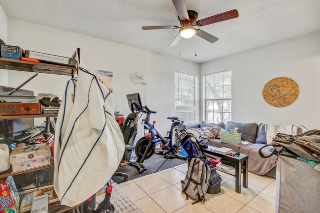 Building Photo - 3317 S Oak Dr