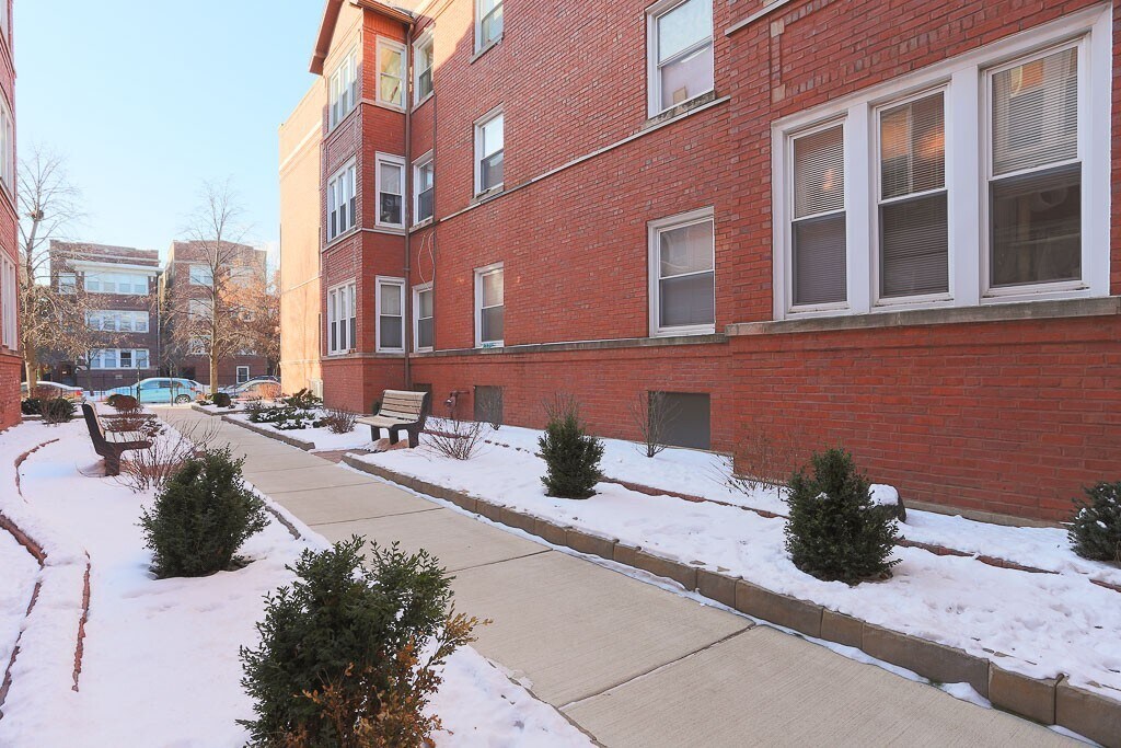 Building Photo - 4418 N Wolcott Ave