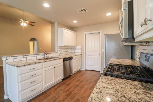 Building Photo - 3 Bed | 2 Bath in Broken Arrow!