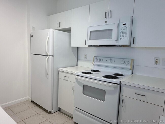 Building Photo - 630 S Sapodilla Ave