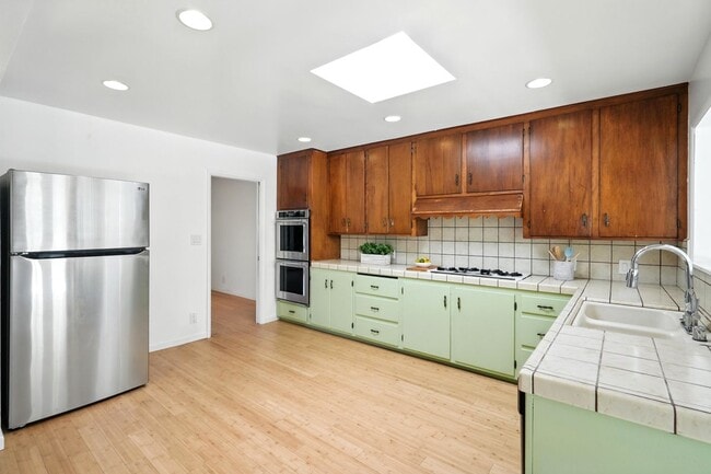 Building Photo - 8461 Valley Circle Blvd