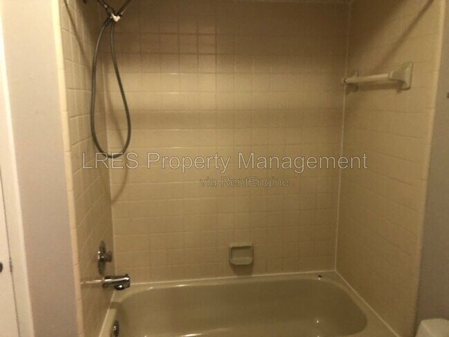 Building Photo - 1406 Northlake Dr