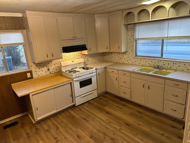 Building Photo - Available Now! 3-Bed, 1-Bath Home w/ Garage - Central Springdale, right next to Springdale High S...