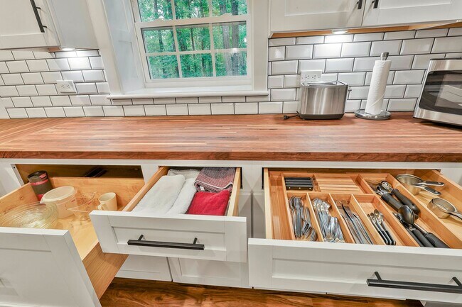 Building Photo - 410 Thornton Ln