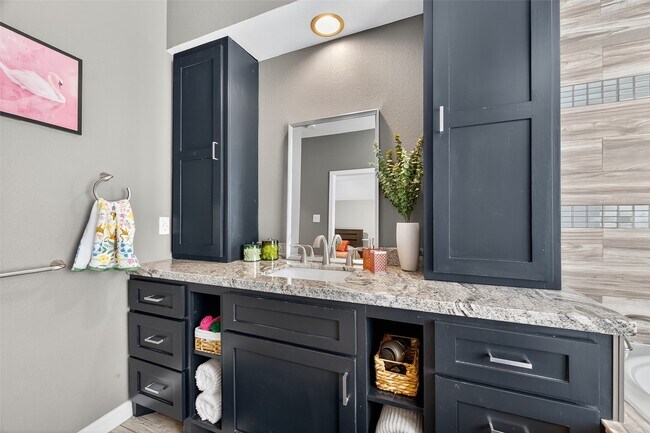 Building Photo - 5310 Holly View Dr